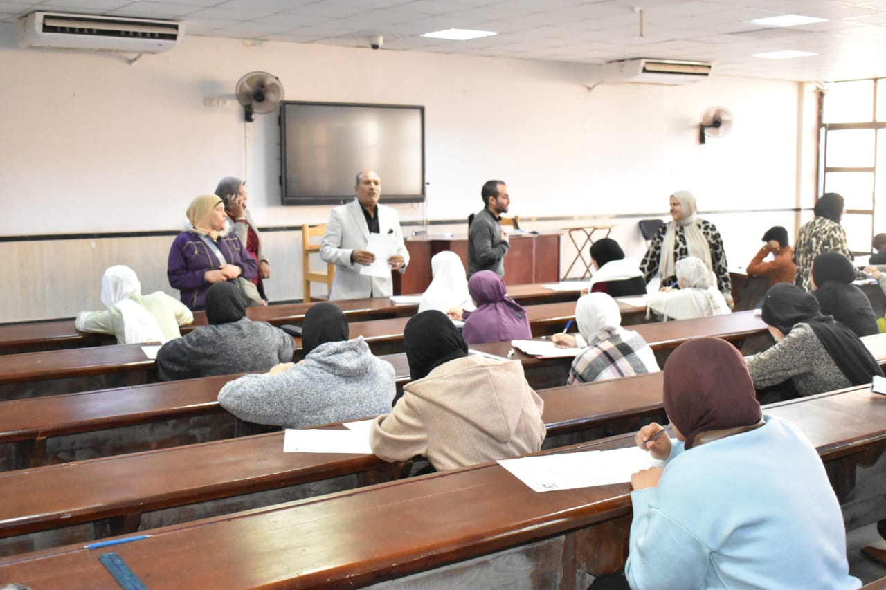 في بداية الأسبوع الثاني.. وكلاء «آداب طنطا» يتفقدون سير أعمال الامتحانات التحريرية للفصل الدراسي الأول للأقسام الأكاديمية والبرامج التخصصية